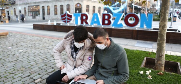 Trabzon'da vatandaşlar AA'nın “Yılın Fotoğrafları” oylamasına katıldı