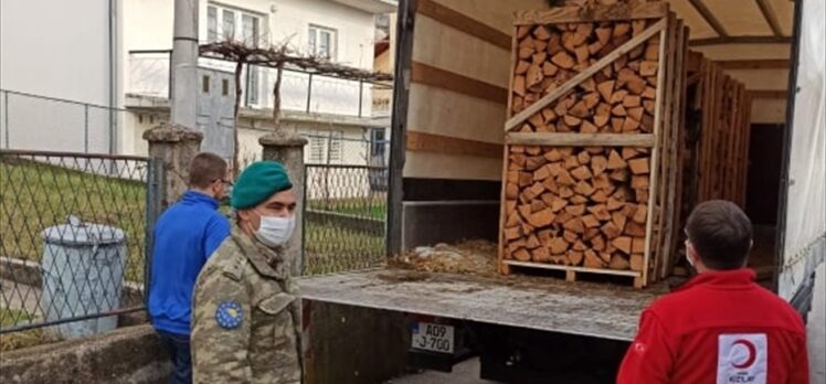 Türk Kızılay Bosna Hersek'te yakacak, gıda ve tablet yardımında bulundu