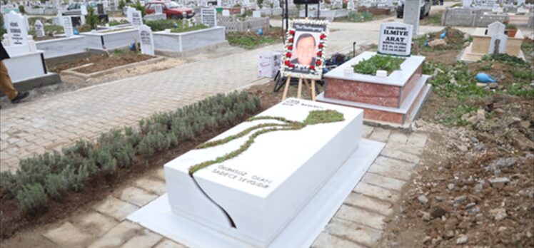 Ünlü yönetmen Tunç Başaran vefatının birinci yılında Balıkesir'deki mezarı başında anıldı