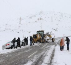 Van'da etkili olan kar nedeniyle vatandaşlar zor anlar yaşadı