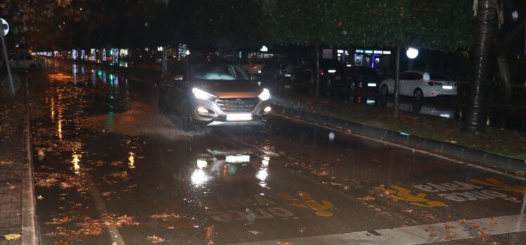 Adana'da sağanak ve kuvvetli rüzgar hayatı olumsuz etkiledi