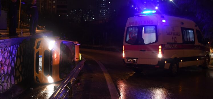 Adana'da virajı alamayan ticari taksi alt yola düştü