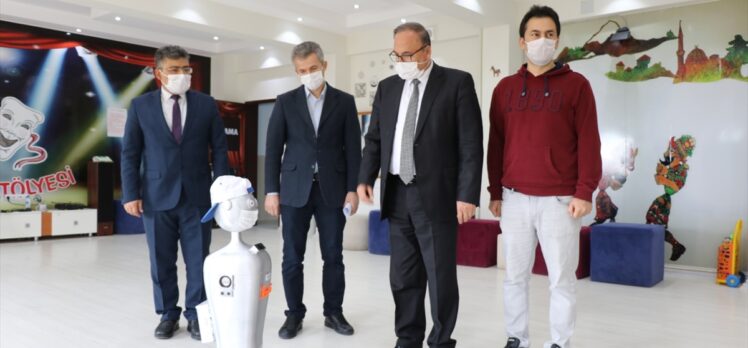 Adıyaman'da maske kontrolü ve sosyal mesafe ölçümü yapan robot tasarlandı