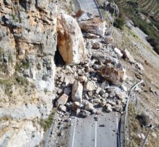 Antalya-Mersin kara yolu yamaçtan kopan kayalar nedeniyle ulaşıma kapandı