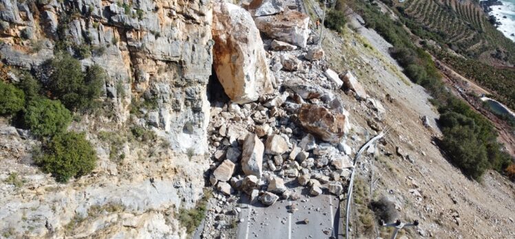 Antalya-Mersin kara yolu yamaçtan kopan kayalar nedeniyle ulaşıma kapandı