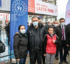 Bakan Kasapoğlu, Siirtli çocuklarla “Lastikpark” spor sahasında voleybol oynadı