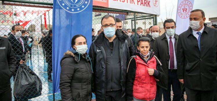 Bakan Kasapoğlu, Siirtli çocuklarla “Lastikpark” spor sahasında voleybol oynadı