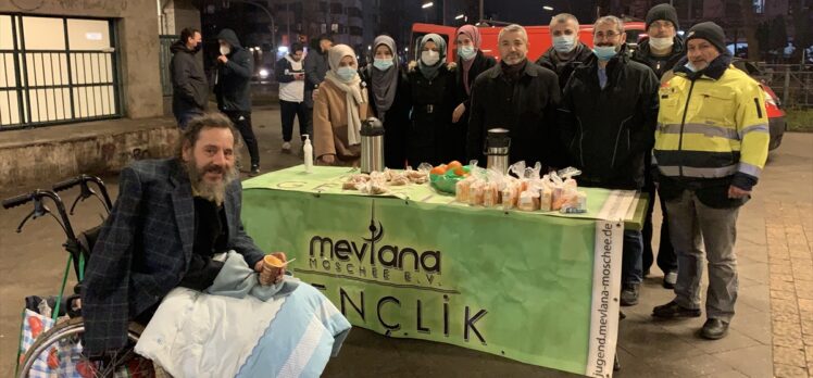 Berlin’de Mevlana Camisi Derneği evsizlere çorba ve yiyecek dağıttı