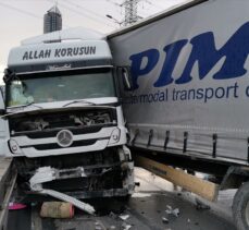 Beylikdüzü'nde bariyerlere çarpan tırın sürücüsü yaralandı