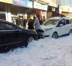 Bitlis'te çatıdan düşen kar kütlesi nedeniyle 4 kişi yaralandı