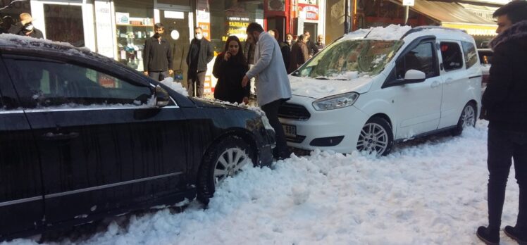 Bitlis'te çatıdan düşen kar kütlesi nedeniyle 4 kişi yaralandı