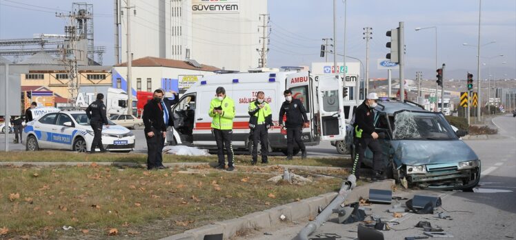 Çorum'da otomobille çarpışan kamyon devrildi: 1 ölü, 2 yaralı