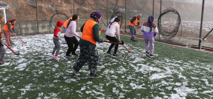 Denizli'de kız öğrencilerden oluşan hokey takımı başarılarıyla dikkati çekiyor