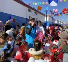 Dünya barışı için yaptığı şarkısını Suriyeli çocuklarla söyledi