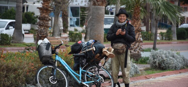 Dünya turuna çıkan Japon turist Alanya'da yamaç paraşütü atlayışı yaptı