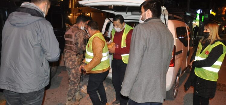 Hatay'da polis ve sağlık çalışanlarına çorba ikramı