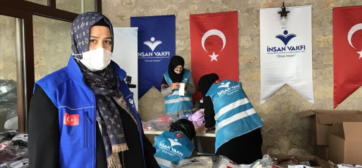 İnsan Vakfı el emeği göz nuru ürünleri paketledi