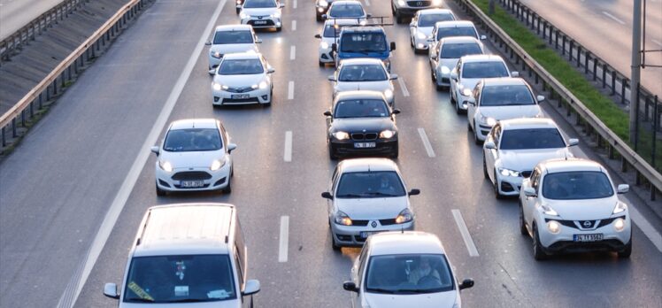 İstanbul'da kısıtlama sonrası trafikte oluşan yoğunluk sürüyor