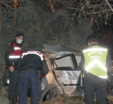 İzmir'de elektrik direğine çarpan otomobilin sürücüsü hayatını kaybetti