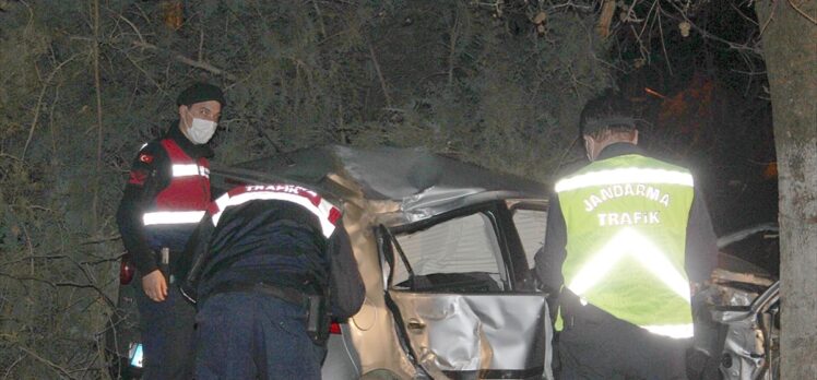 İzmir'de elektrik direğine çarpan otomobilin sürücüsü hayatını kaybetti