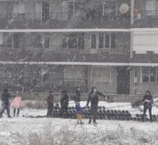 İzmir'in yüksek kesimlerinde kar yağışı etkili oluyor