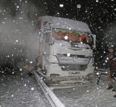Kar yağışı nedeniyle Kayseri-Sivas kara yolunda çok sayıda araç mahsur kaldı