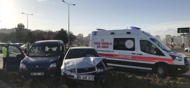 Kayseri'de otomobil ile hafif ticari araç çarpıştı: 4 yaralı