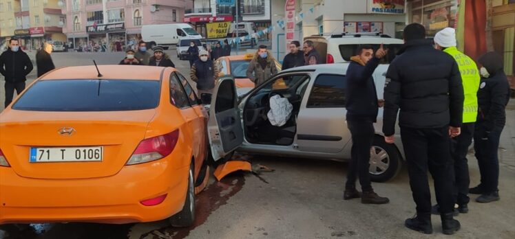 Kırıkkale'de otomobille taksi çarpıştı: 4 yaralı