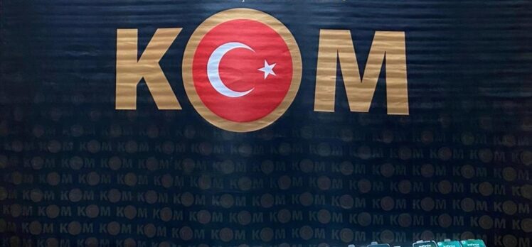 Kocaeli'de durdurulan yolcu otobüsünde kaçak cep telefonu ele geçirildi