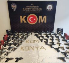 Konya'da kaçak silah operasyonunda bir araçta 73 tabanca ele geçirildi