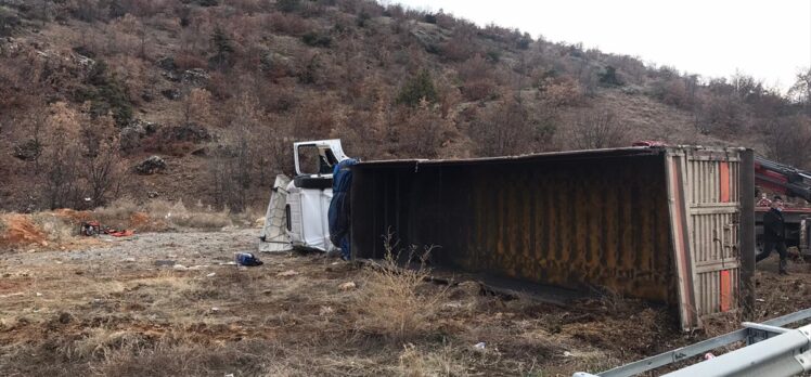 Malatya'da devrilen tırın sürücüsü hayatını kaybetti