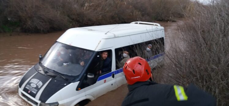 Manisa'da çaya giren minibüste mahsur kalan işçileri itfaiye kurtardı