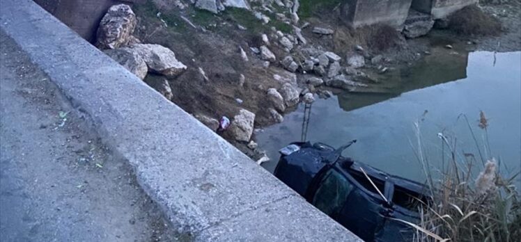 Mersin'de sulama kanalına düşen otomobildeki 5 kişi yaralandı