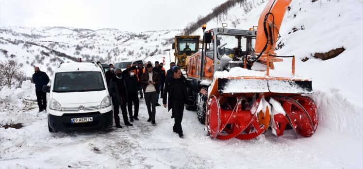 Muş'ta tipi nedeniyle yolda mahsur kalanlar kurtarıldı