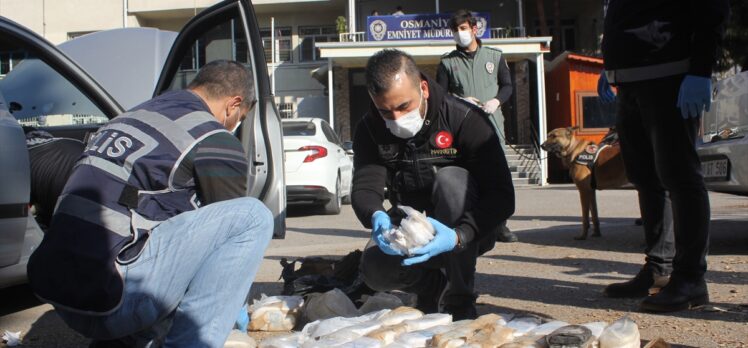 Osmaniye'de otomobilin paspasının altına gizlenmiş 31 kilo 100 gram esrar bulundu