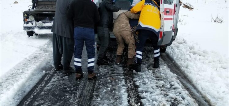 Rahatsızlanan Kıbrıs gazisi ile eşine jandarma ve sağlık ekipleri ulaştı