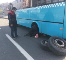 Seyir halindeki otobüsten fırlayan tekerlek bir kişiyi yaraladı, 3 araç ve bir iş yerine zarar verdi