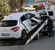 Siirt'te otomobil kaldırımdaki ağaçlara çarptı: 2 yaralı