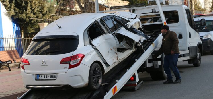 Siirt'te otomobil kaldırımdaki ağaçlara çarptı: 2 yaralı