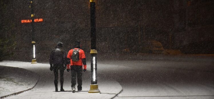 Sivas-Kayseri kara yolu kar nedeniyle ulaşıma kapandı