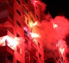 Trabzon'da bir sitenin sakinleri yeni yılı meşale yakıp İstiklal Marşı okuyarak karşıladı