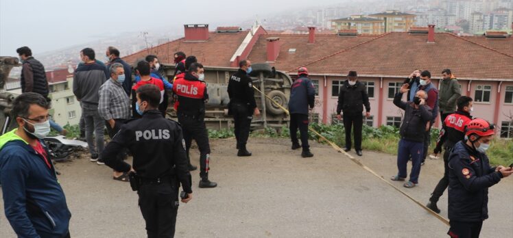 Trabzon'da freni boşalan kepçenin çarptığı ticari araç okul bahçesine düşmekten son anda kurtuldu