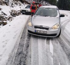 Yaylada kaza nedeniyle yol ulaşıma kapanınca araçlarında mahsur kalan 15 kişi kurtarıldı