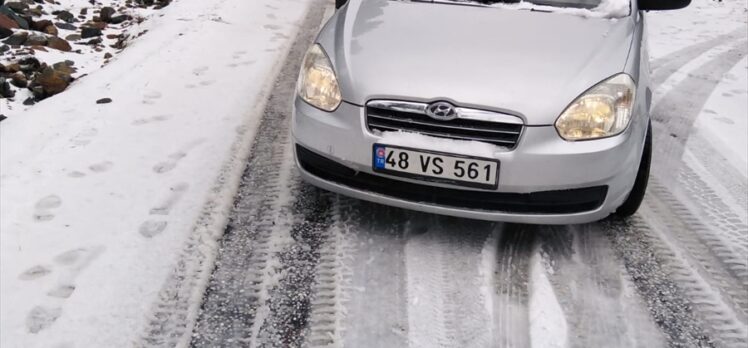 Yaylada kaza nedeniyle yol ulaşıma kapanınca araçlarında mahsur kalan 15 kişi kurtarıldı