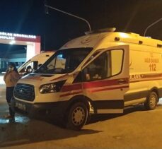 Adana'da alkollü sürücünün kullandığı otomobil hasta taşıyan ambulansa çarptı