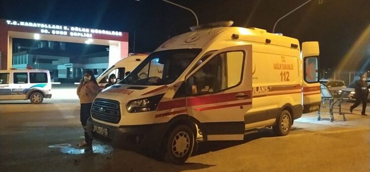 Adana'da alkollü sürücünün kullandığı otomobil hasta taşıyan ambulansa çarptı