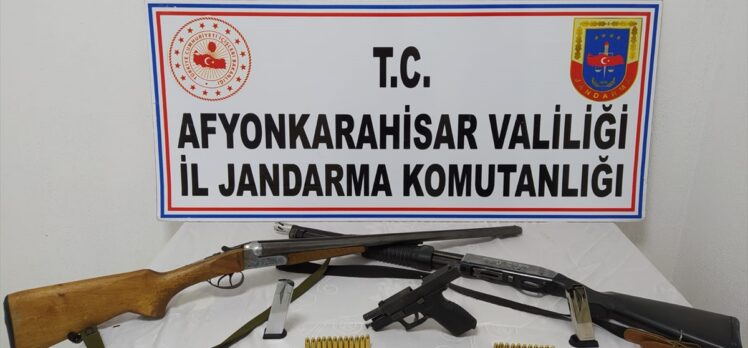 Afyonkarahisar'da kuyumcuya 2 kilogram sahte altın sattığı öne sürülen 2 zanlı tutuklandı