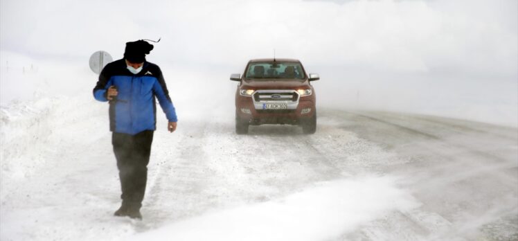 Ardahan'da kar ve tipi ulaşımda aksamaya neden oldu