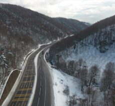 Batı Karadeniz Bağlantı Yolu'nun beyaza bürünen manzarası havadan görüntülendi