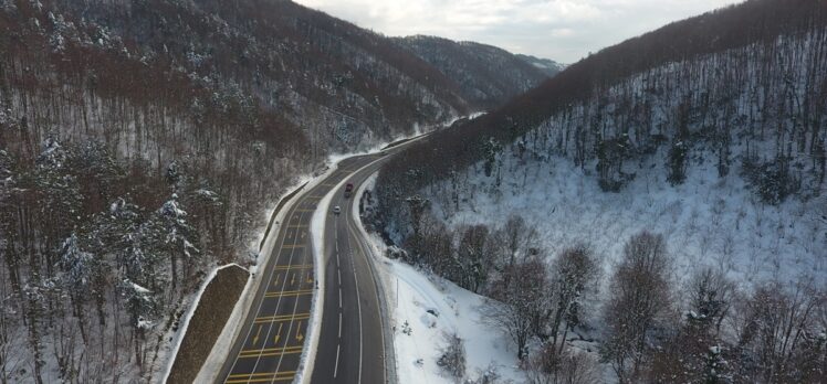 Batı Karadeniz Bağlantı Yolu'nun beyaza bürünen manzarası havadan görüntülendi